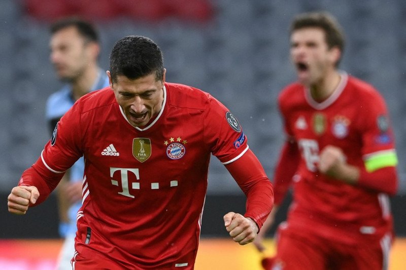
Pemain Bayern Muenchen Robert Lewandowski merayakan gol pemukanya dari tendangan penalti yang turut memastikan Muenchen ke perempatfinal Liga Champions setelah menyingkirkan Lazio di Muenchen, Jerman, pada 17 Maret 2021. (AFP/CHRISTOF STACHE)
