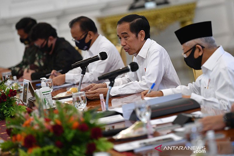 Presiden Joko Widodo (kedua kanan) memimpin rapat kabinet terbatas mengenai percepatan penanganan dampak pandemi COVID-19 di Istana Merdeka, Jakarta, Senin (13/7/2020). ANTARA FOTO/Sigid Kurniawan/Pool/wsj

