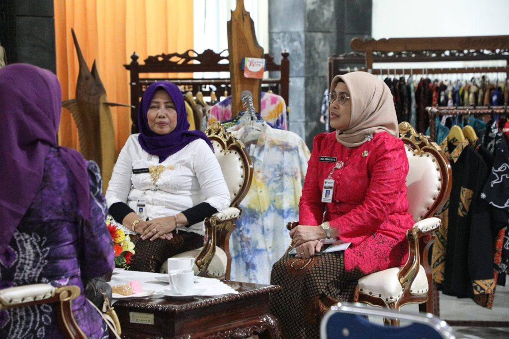 Dekranasda) Kabupaten Banjar, Kalimantan Selatan, mengunjungi Ruang Pamer dan Galeri Halal Dekranasda Jawa Tengah. Kedatangan mereka untuk menyerap ilmu.