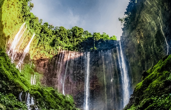 Destinasi wisata Grojogan Sewu di Pronojiwo, Kabupaten Lumajang, resmi ditutup sementara oleh Bupati Lumajang, Indah Amperawati