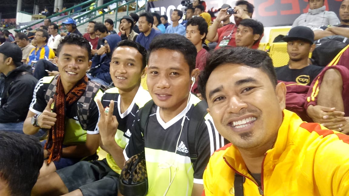 Evan Dimas (dua dari kanan) bersama jurnalis harianmerahputih.id. IST