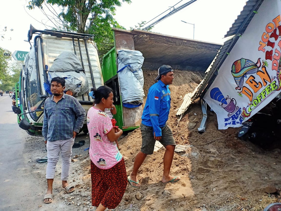 Dump Truk Muat Sertu Terbalik di Menganti, Timpa Warung Bang Jak
