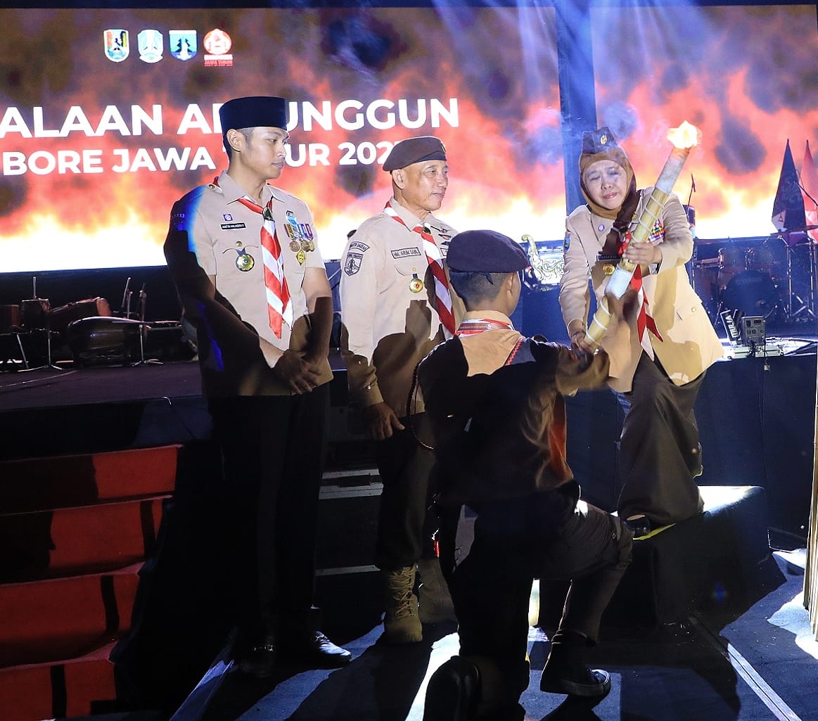  Gubernur Jawa Timur Khofifah Indar Parawansa selaku Ketua Majelis Pembimbing Daerah (Mabida) Gerakan Pramuka Kwartir Daerah Jatim membuka secara langsung Jambore Daerah Provinsi Jatim Tahun 2023 di Bumi Perkemahan Ngawun Abilowo, Parengan, Kab. Tuban, Se