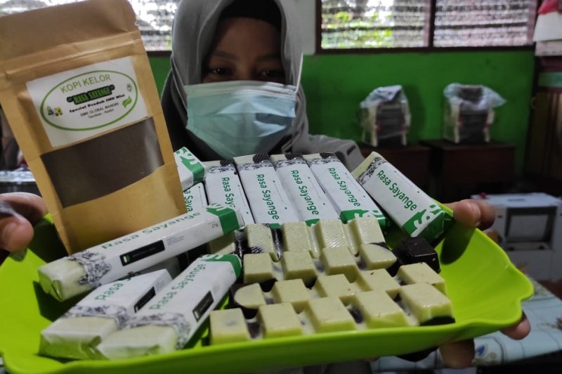Pelajar dari SMK Global Mandiri, Kecamatan Tarokan, Kabupaten Kediri, Jawa Timur, membuat olahan cokelat dengan tambahan bahan baku daun kelor. ANTARA Jatim/ istimewa
