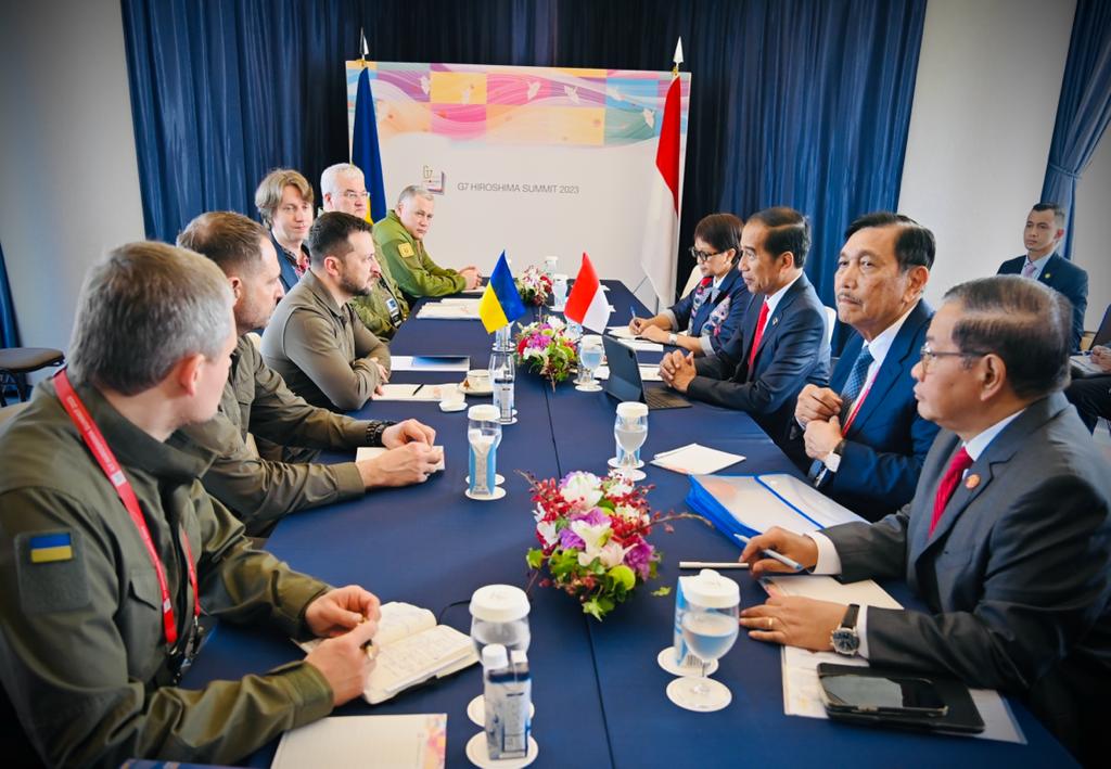Presiden Jokowi mengadakan pertemuan bilateral dengan Presiden Ukraina, Volodymyr Zelenskyy,, di sela KT G7 Jepang, Minggu (21/05/2023). (Foto: BPMI Setpres)
