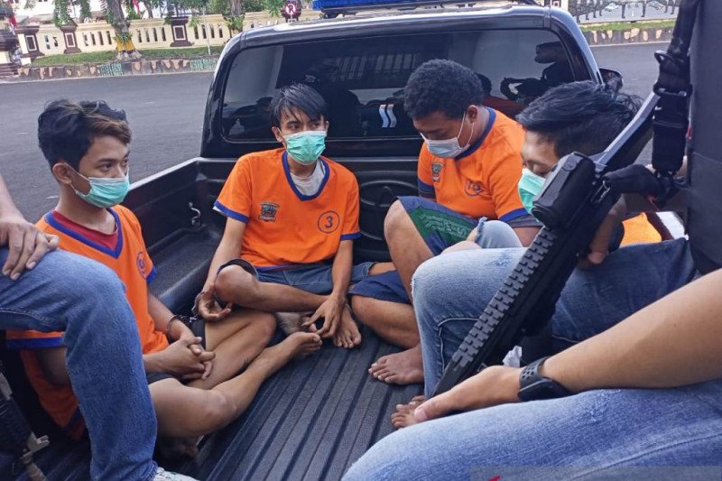 Aparat Polrestabes Surabaya meringkus lima orang komplotan pengedar narkoba jenis sabu-sabu, salah satunya ditembak mati, Senin (10-8-2020). ANTARA/Hanif Nashrullah
