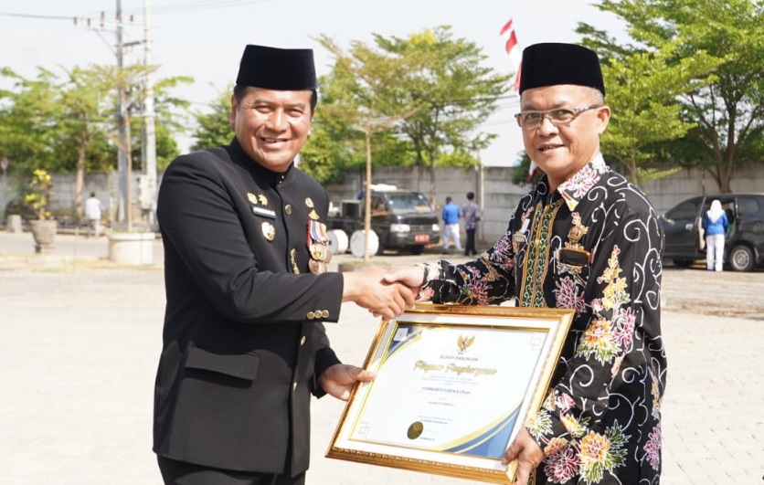 Penghargaan secara simbolis diserahkan langsung oleh Penjabat (Pj) Bupati Pasuruan, Nurkholis, usai pelaksanaan upacara peringatan Hari Jadi Provinsi Jawa Timur