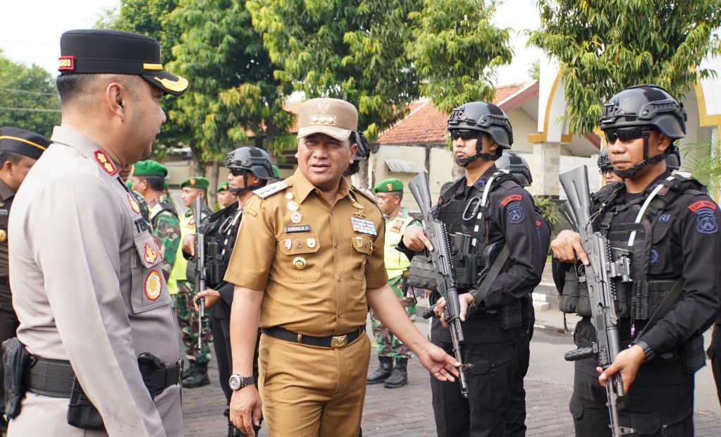 Penjabat (Pj.) Bupati Pasuruan Nurkholis memimpin Apel Pergeseran Pasukan dan Pengecekan Pasukan Operasi Mantap Praja Semeru (OMPS) 2024. Upacara yang berlangsung di Lapangan Sarja Arya Racana Polres Pasuruan, Senin (25/11/2024)