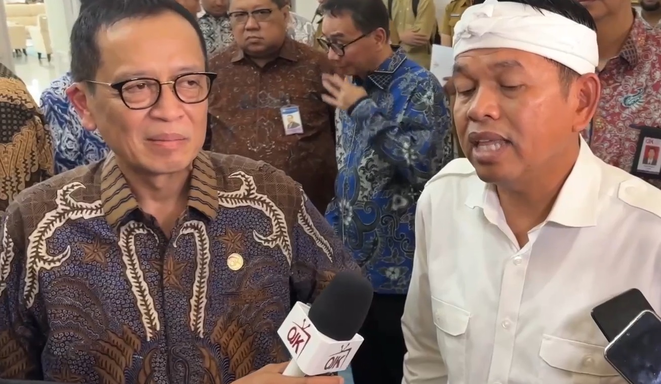 Gubernur Jawa Barat Dedi Mulyadi bersama Kepala OJK Jabar Darwisman saat memberikan keterangan pers usai Pengukuhan Kepala Otoritas Jasa Keuangan (OJK) Jabar di Gedung Pakuan, Selasa (25/3/2025)