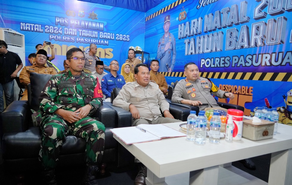 Penjabat (Pj.) Bupati Pasuruan, Nurkholis, secara langsung turun ke lapangan untuk memantau kondisi wilayah. Didampingi jajaran Forkopimda, ia melakukan monitoring di sejumlah titik strategis di bawah wilayah hukum Polres Pasuruan, Selasa malam (31/12/202