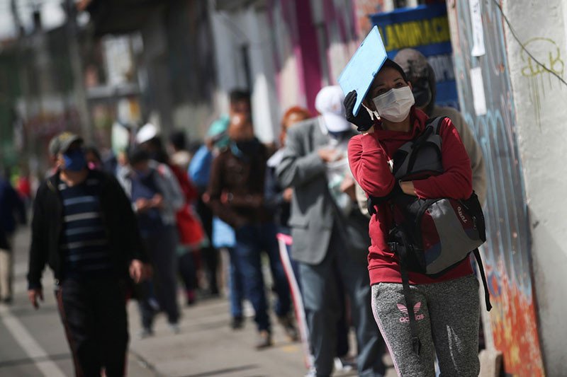 Sejumlah warga berbaris di luar sebuah bank di tengah penyebaran penyakit virus corona (COVID-19) di Bogota, Kolombia, Rabu (1/7/2020). ANTARA FOTO/REUTERS/Luisa Gonzalez/nz/cfo
