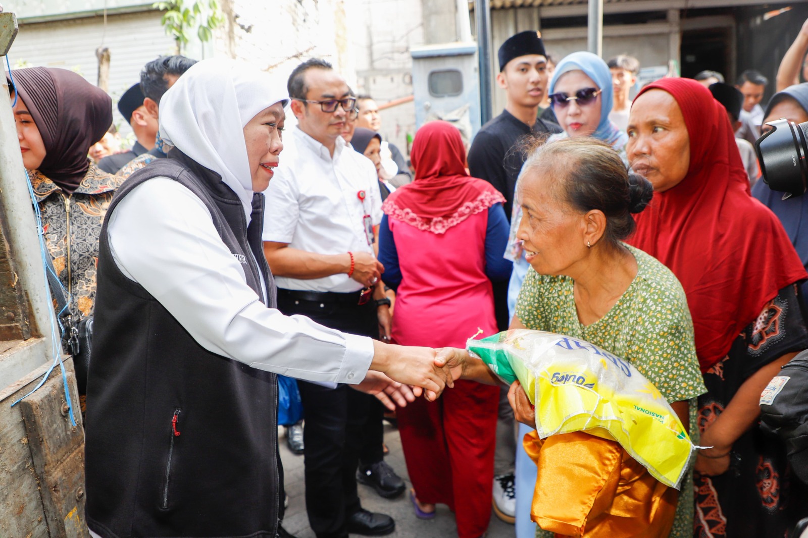  Gubernur Jawa Timur, Khofifah Indar Parawansa, meninjau langsung Pasar Pangan Murah Ramadhan di Bulak Banteng, Surabaya, Selasa (25/3)