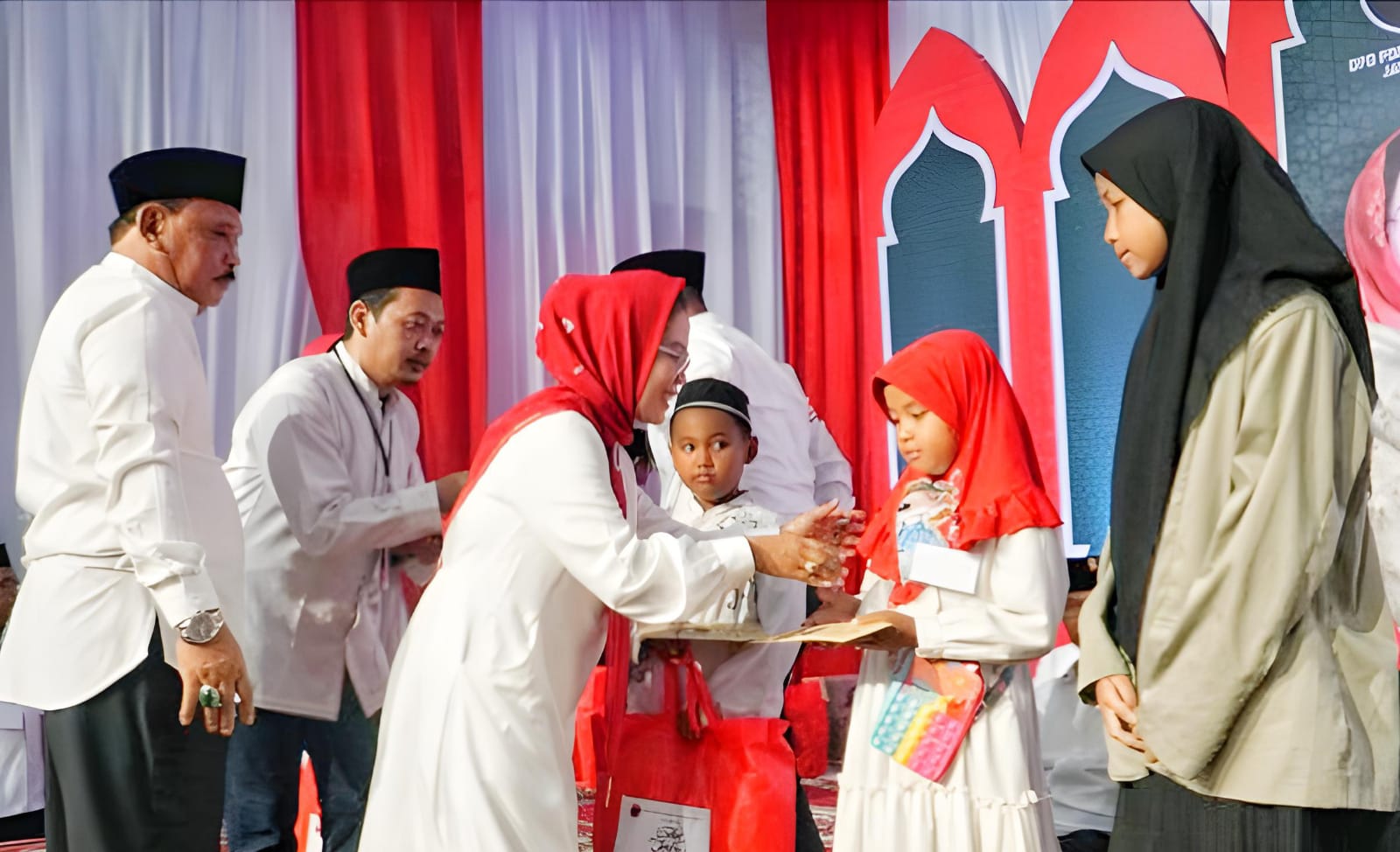 Dalam rangka memperingati Nuzulul Quran, DPD PDI Perjuangan Jatim menggelar acara keagamaan yang dirangkai dengan pemberian santunan kepada anak yatim dan para janda halaman kantor DPD PDI Perjuangan Jawa Timur di Jalan Raya Kendangsari Industri Nomor 57 