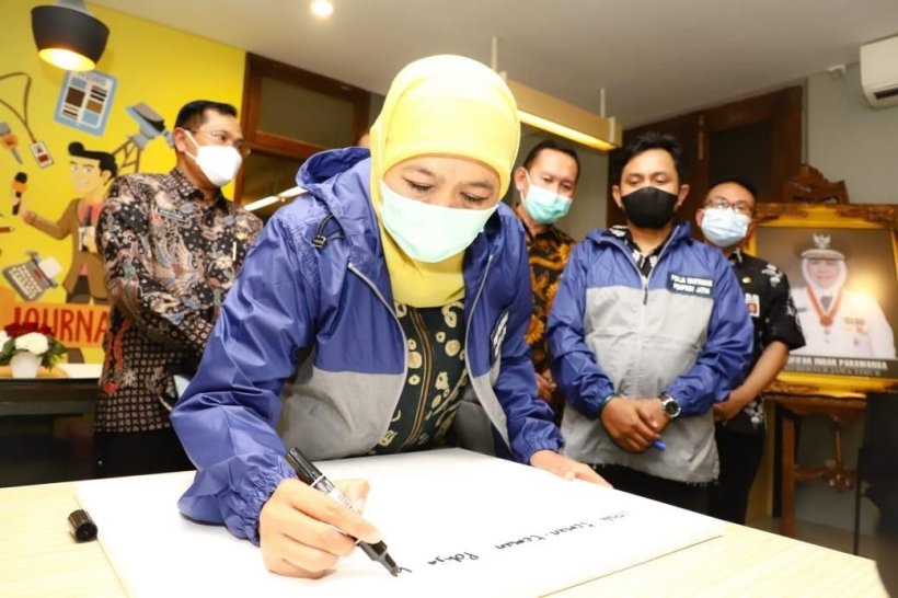 Diskusi Tiga Tahun Kepemimpinan Khofifah - Emil