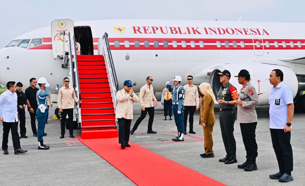 Presiden Prabowo Subianto tiba di Bandar Udara Internasional Juanda, Kabupaten Sidoarjo, Provinsi Jawa Timur, pada Senin, 17 Maret 2025 pukul 12.40 WIB untuk melakukan kunjungan kerja. Foto: BPMI Setpres/Laily Rachev
