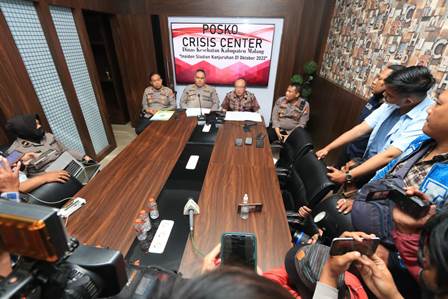 Kadinkes Kabupaten Malang bersama Kabid Dokkes Polda Jatim, Kabid Humas Polda Jatim dan Karo SDM Polda Jatim, Kamis (13/10/2022) membahas validasi data korban insiden Kanjuruhan di Posko Crisis Center,