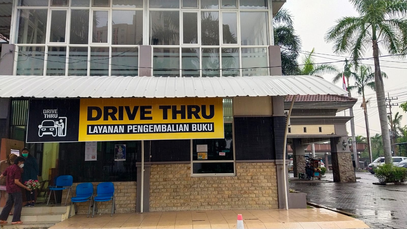Perpustakaan Jawa Timur sendiri mengembangkan sejumlah inovasi untuk meningkatkan literasi masyarakat. Diantaranya, menghadirkan layanan peminjaman dan pengembalian dengan konsep drive thrue.