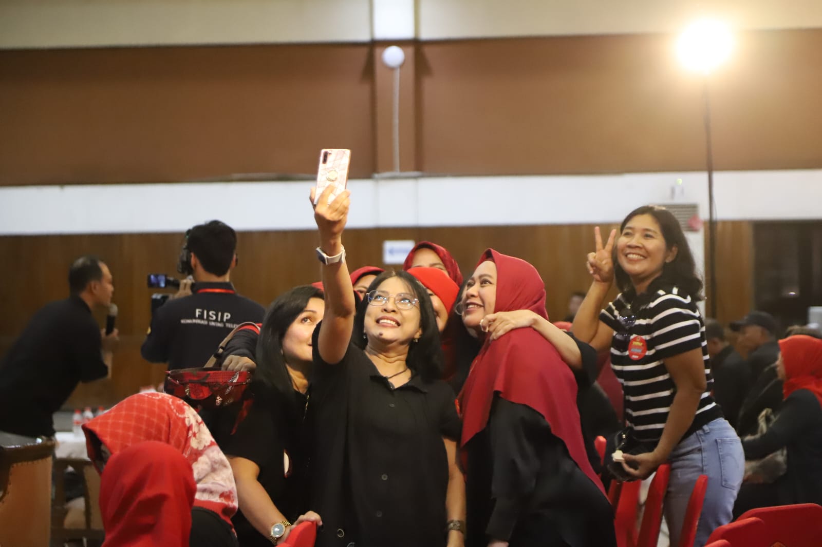 Alumni dari angkatan 1985 hingga 2024 saat menghadiri reuni akbar yang digelar Fakultas Ilmu Sosial dan Ilmu Politik (FISIP) Universitas 17 Agustus 1945 (Untag) Surabaya, Sabtu (25/5/2024)