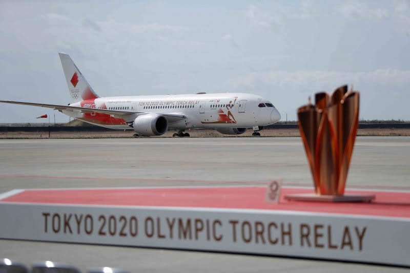Pesawat udara 'Tokyo 2020 Go' yang membawa api untuk obor Olimpiade Tokyo 2020 dari Yunani mendarat di Pangkalan Udara Matsushima di Higashi-Matsushima, Prefektur Miyagi, Jepang, Jumat (20/3/2020). ANTARA FOTO/REUTERS/Issei Kato/wsj.

