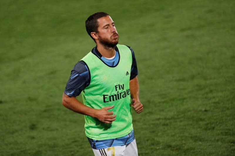 Pemain Real Madrid Eden Hazard melakukan pemanasan sebelum pertandingan liga Spanyol kontra Alaves di Alfredo Di Stefano Stadium, Madrid, Spanyol pada 10 Juli 2020.(REUTERS/Susana Vera)


