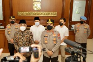 Ketua Umum Pengurus Besar Nahdlatul Ulama (PBNU) KH Yahya Cholil Staquf dan kapolda jatim Irjen Nico Afinta bertemu di Mapolda Jawa Timur, Rabu (16/2/2022)