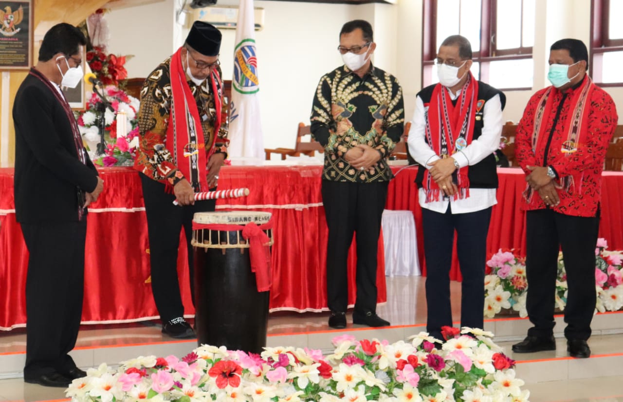 Gubernur Maluku Murad Ismail membuka dengan resmi Kongres Angkatan Muda Gereja Protestan Maluku . BOY/HMP