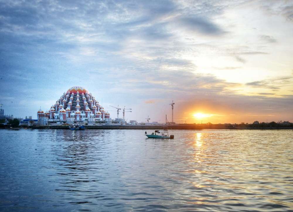 Masjid Kubah 99 karya Gubernur Jawa Barat Ridwan Kamil "menyala" menandai dibukanya event Makassar International Eight and Forum Festival (MIEFF) 2022