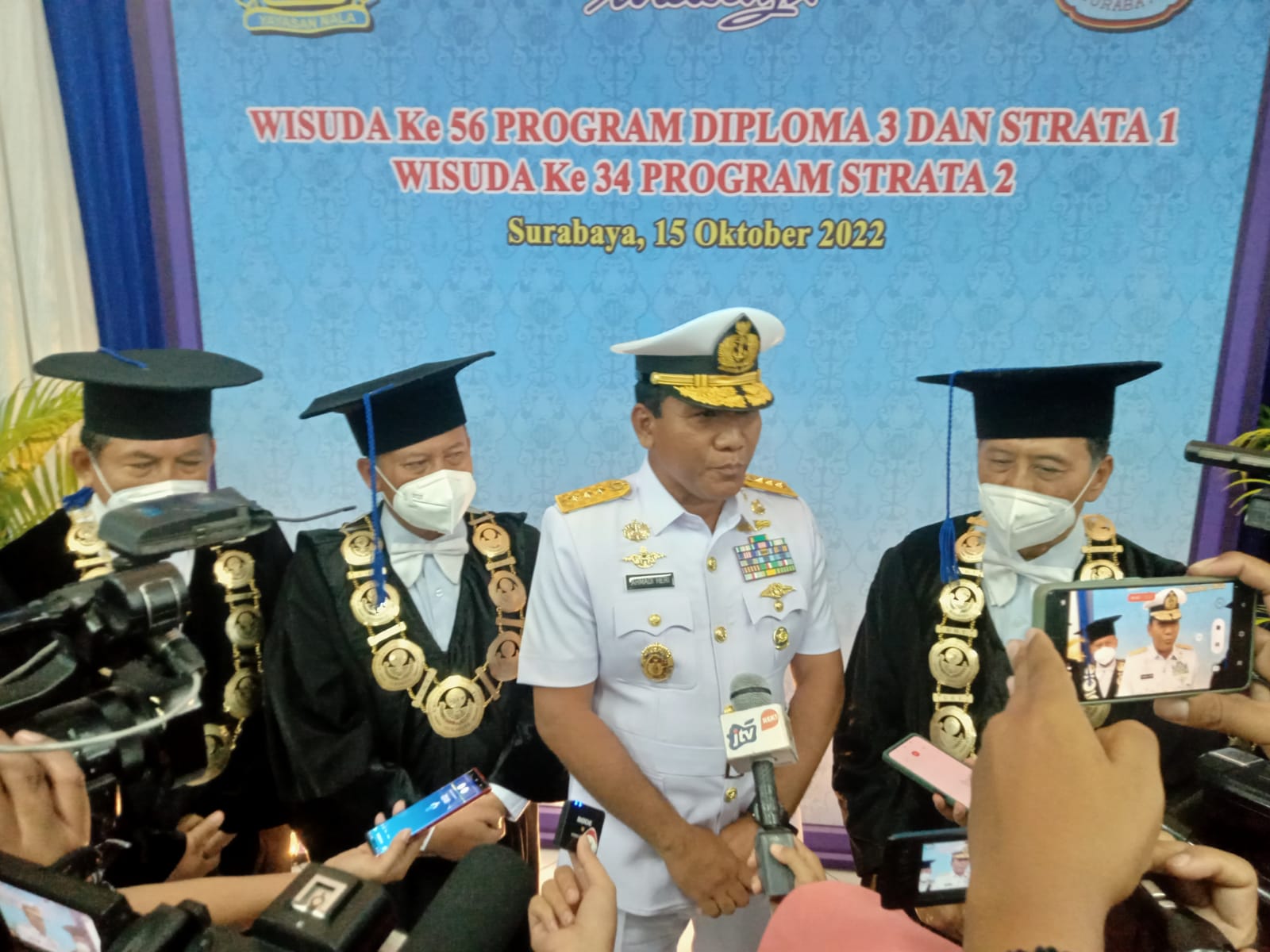 Wakil Kepala Staf Angkatan Laut Laksamana Madya Ahmadi Heri Purwono di sela-sela menghadiri Wisuda ke-34 Universitas Hang Tuah (UHT) Surabaya, Sabtu (15/10/2022).