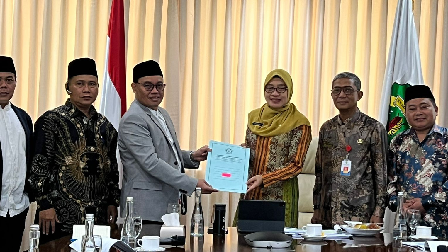 Penyerahan SK penetapan Provinsi Kaltim sebagai Tuan Rumah MTQ Nasional 2024