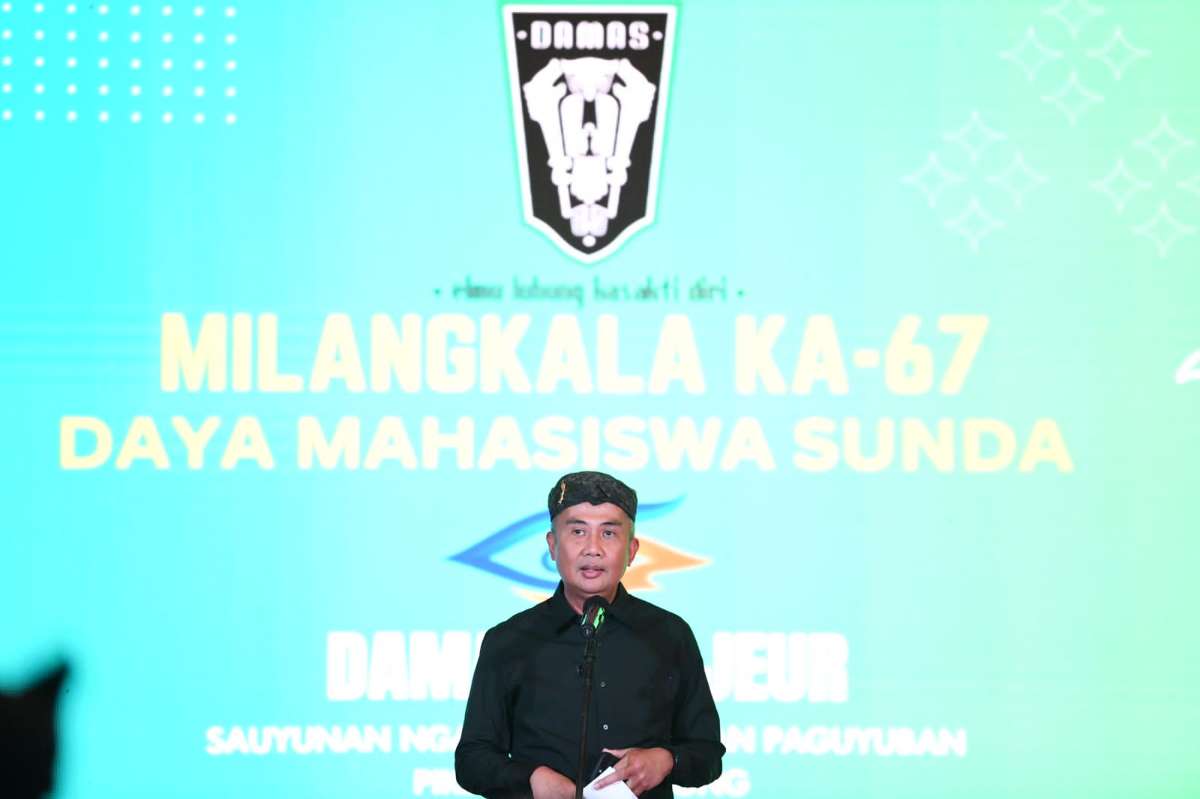 Penjabat (Pj.) Gubernur Jawa Barat Bey Machmudin menghadiri puncak acara Milangkala ka-67 Daya Mahasiswa Sunda (DAMAS) di Aula Barat Gedung Sate, Kota Bandung