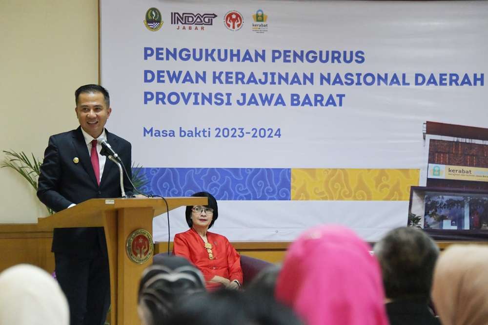 Penjabat Gubernur Jawa Barat Bey Machmudin optimistis  pengurus baru Dewan Kerajinan Nasional Daerah Jabar  dapat memajukan dunia kerajinan lebih pesat lagi