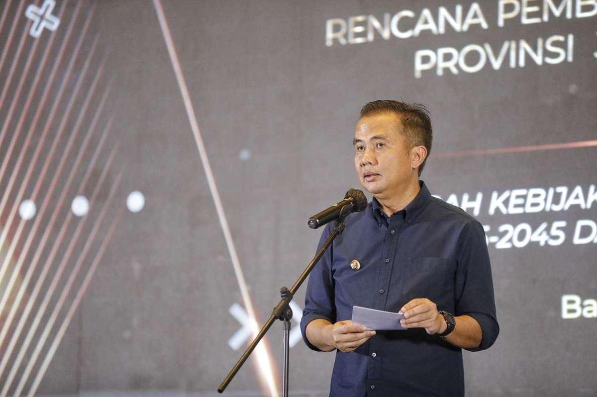 Penjabat Gubernur Jawa Barat Bey Machmudin