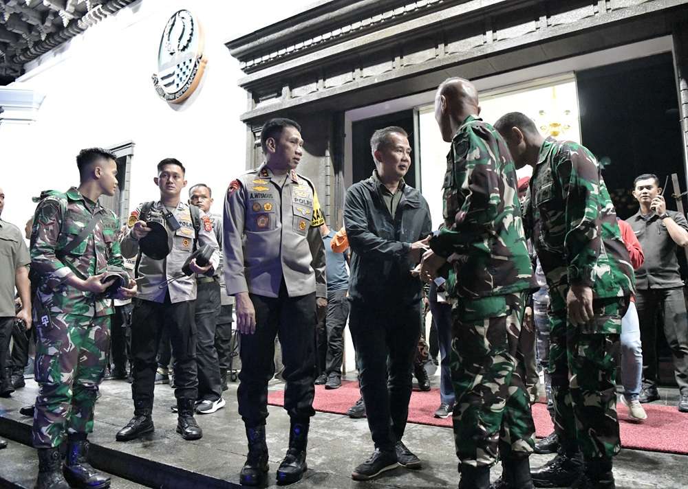 ascagempa yang terjadi di Kabupaten Sumedang kemarin, Penjabat Gubernur Jawa Barat Bey Machmudin langsung meninjau ke lokasi terdampak, Senin (1/1/2024).