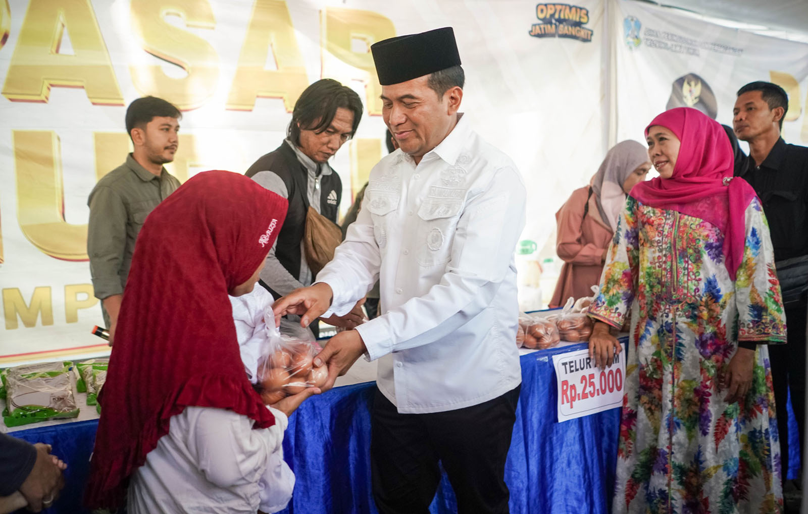 Pj Wali Kota Probolinggo Nurkholis saat menyalurkan Bantuan untuk 1.058 Orang