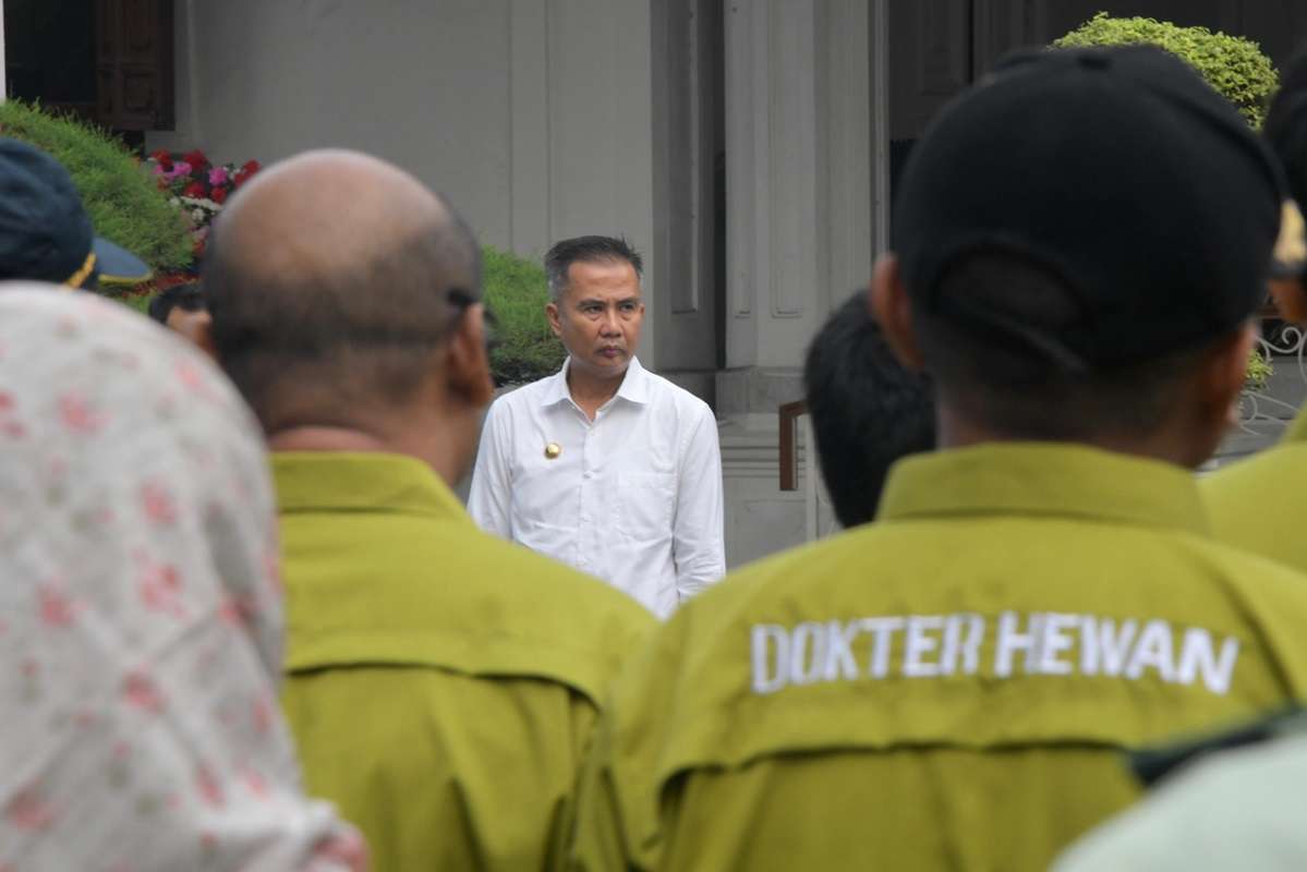 Penjabat Gubernur Jawa Barat Bey Machmudin saat melepas Tim Pemeriksa Kesehatan Hewan Kurban Jabar di Balai Kota Bogor pada Senin, 3 Juni 2024.