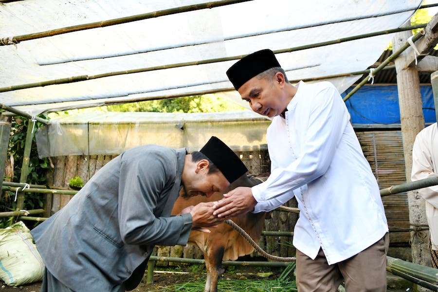 Penjabat Gubernur Jawa Barat, Bey Machmudin, melaksanakan salat Iduladha di Kampung Babakan Ampera, Desa Jayagiri, Kecamatan Lembang, Kabupaten Bandung Barat, Senin (17/6/2024)