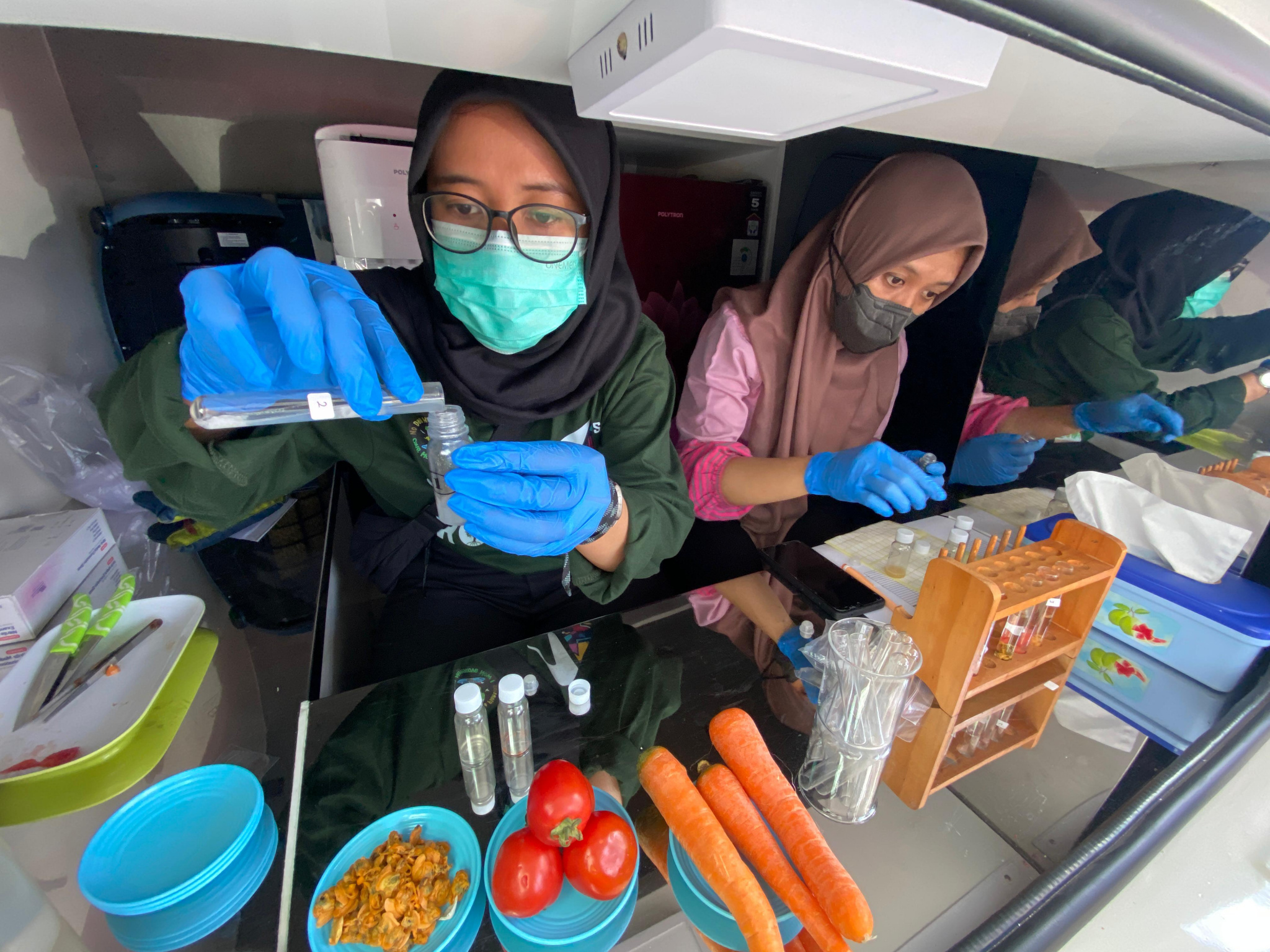 Pemkot Surabaya bekerja sama dengan Pemprov Jawa Timur dan Bapanas melaksanakan uji keamanan pangan di Pasar Karah Surabaya, Kamis (8/8/2024)