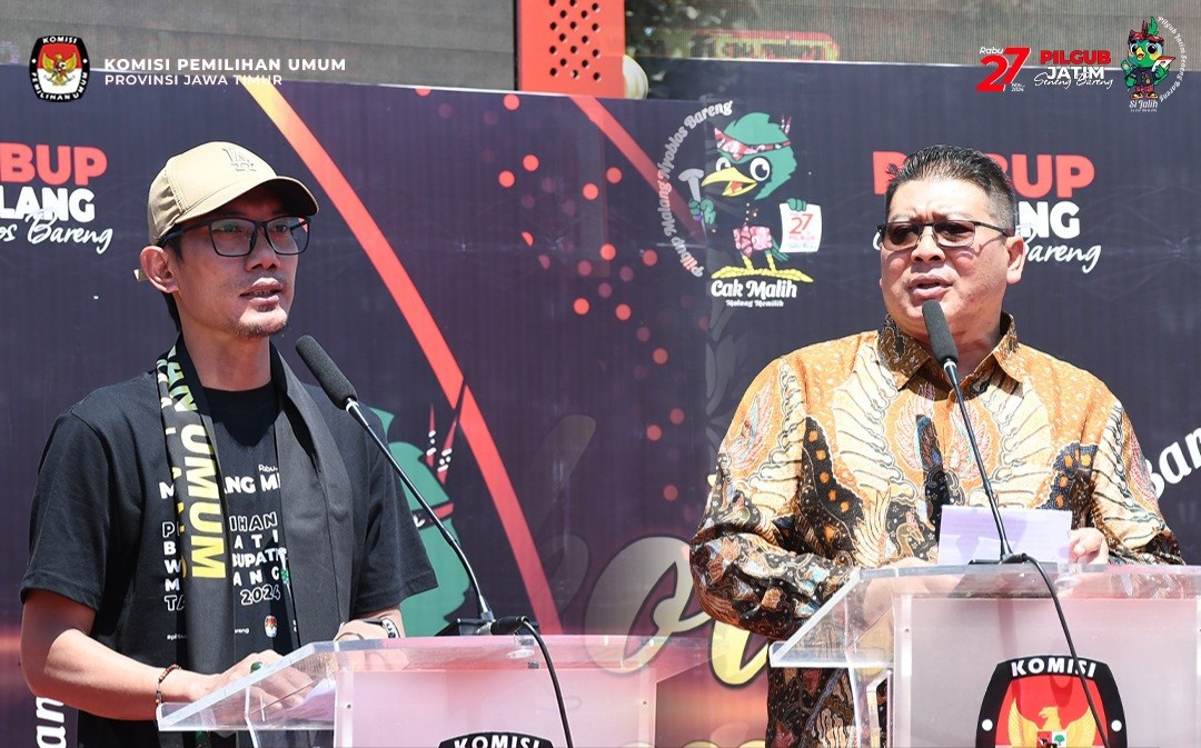 Anggota Komisi Pemilihan Umum Provinsi Jawa Timur (KPU Jatim) Nur Salam menghadiri acara serah terima Kirab Maskot Pilkada Serentak 2024 dari KPU Kabupaten Blitar kepada KPU Kabupaten Malang di Stadion Kanjuruhan Kabupaten Malang, Minggu (18/8).