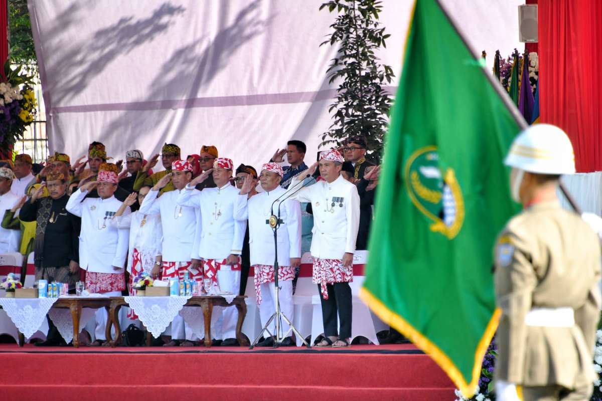 Penjabat (Pj) Gubernur Jawa Barat Bey Machmudin saat  menjadi pembina upacara peringatan Hari Jadi ke-79 Provinsi Jawa Barat yang digelar di Lapangan Gasibu, Kota Bandung, pada Senin (19/8/2024).