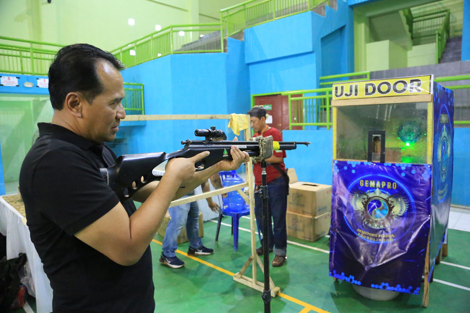 Penjabat (Pj) Wali Kota Probolinggo, Nurkholis, yang turut serta mencoba uji tembak batu akik