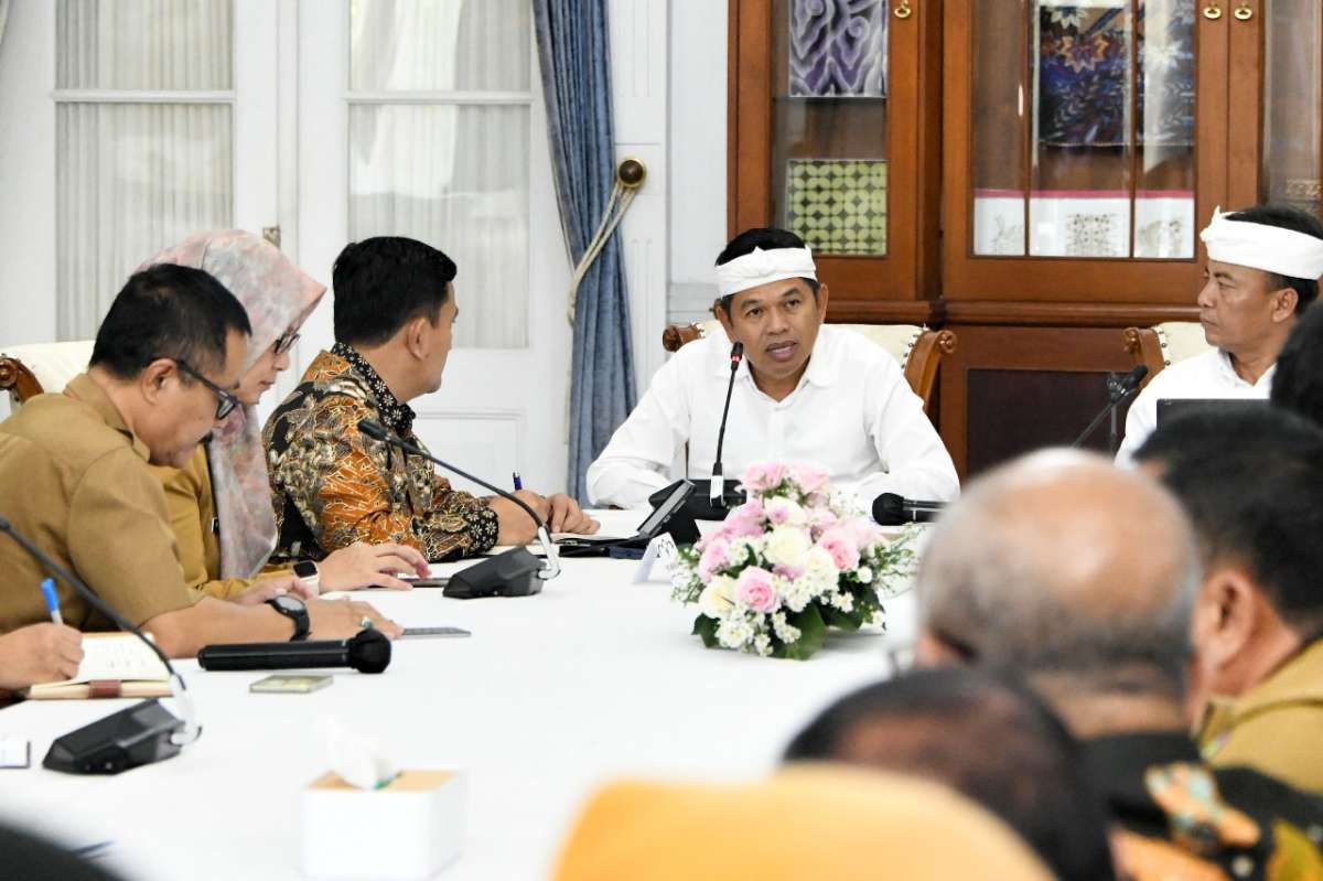 Gubernur Jawa Barat, Dedi Mulyadi saat memimpin rapat koordinasi