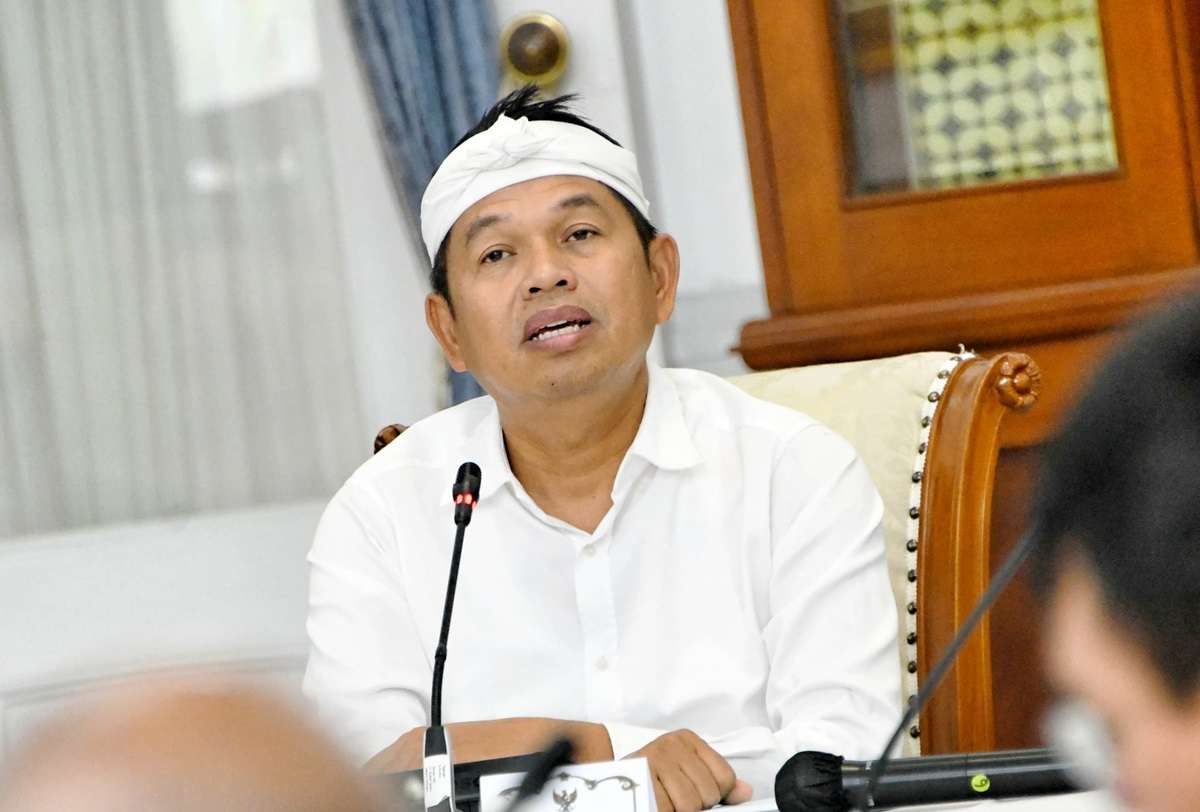 Gubernur Jawa Barat, Dedi Mulyadi, mengumumkan rencana pembangunan seribu rumah panggung sebagai upaya adaptasi bagi warga yang tinggal di daerah rawan banjir.