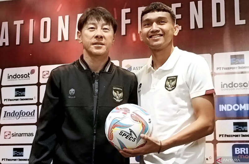 Pelatih Timnas Indonesia Shin Tae-yong (kiri) bersama pemain Dendy Sulistyawan (kanan) foto bersama usai konferensi pers di Hotel Vasa Surabaya, Kamis (7/9/2023). (ANTARA/Naufal Ammar Imaduddin)