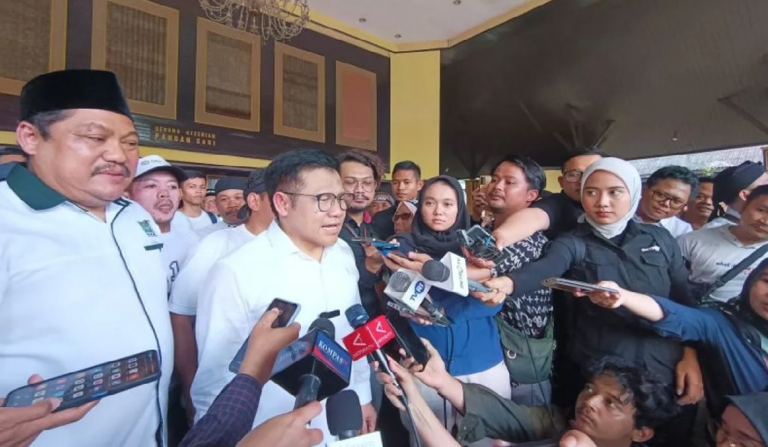 Calon Wakil Presiden (Cawapres) Muhaimin Iskandar menjawab pertanyaan media di Depok, Jawa Barat, Kamis (2/12/2023). ANTARA/ Donny Aditra