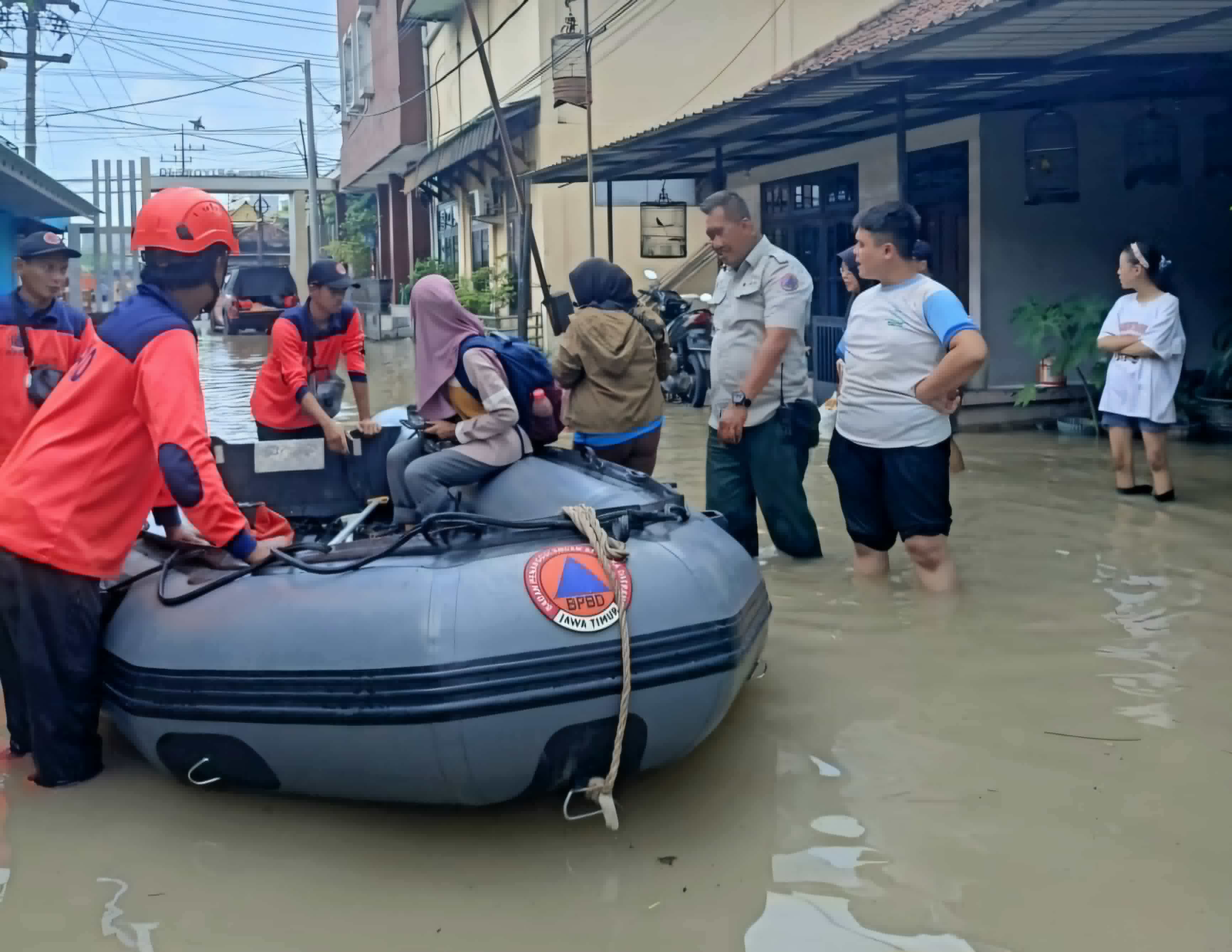 Tim Reaksi Cepat (TRC) BPBD Jawa Timur bersama BPBD Gresik, perangkat desa, dan relawan bergerak cepat mengevakuasi warga terdampak, terutama kelompok rentan seperti lansia, anak-anak, dan warga yang sedang sakit.