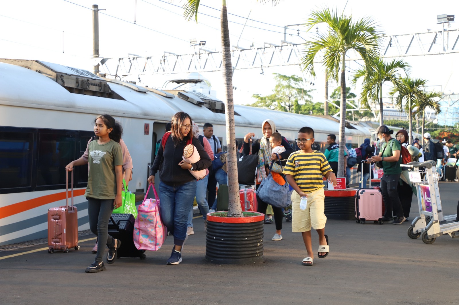 Pada periode 1-2 Januari 2024, penumpang yang tiba di Stasiun Gambir didominasi oleh penumpang dari Bandung sebanyak 8.209, Yogyakarta sebanyak 5.798, dan Semarang sebanyak 3.959 penumpang. 

