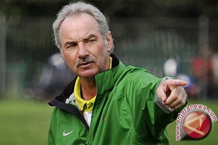 Almarhum Alfred Riedl ant