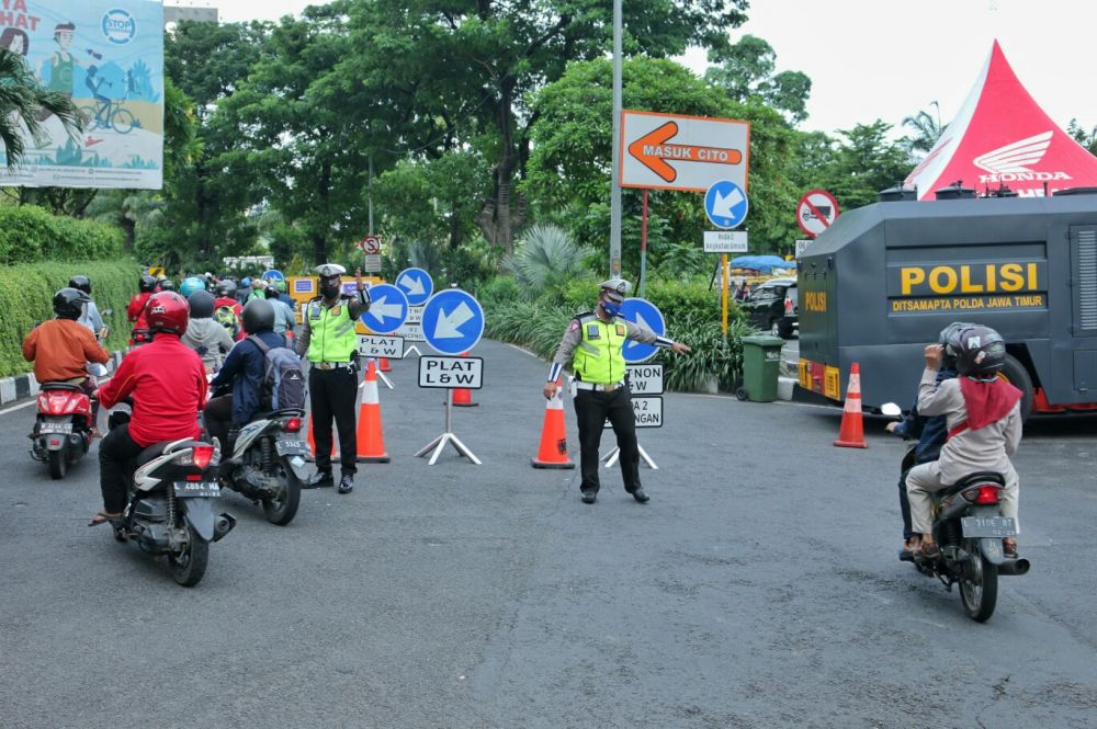 Penambahan gate sterilisator untuk jalur mobil, di Pos PSBB di depan Cito (Foto: HMP/Zulfikar) 