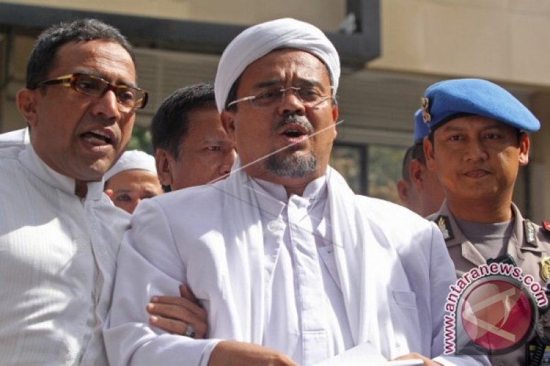 Imam Besar Front Pembela Islam (FPI), Habib Rizieq Shihab saat memberikan keterangan kepada wartawan usai menjalani pemeriksaan di Polda Metro Jaya, Jakarta. ANTARA FOTO/Reno Esnir/dok.