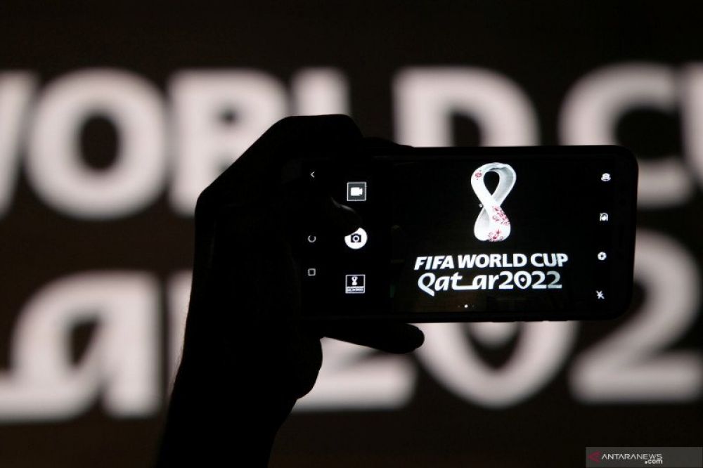 Tamu undangan memotret layar elektronik yang menampilkan logo resmi turnamen Piala Dunia 2022 Qatar saat diumumkan oleh penyelenggara di Doha, Qatar, Selasa (3/9/2019). Logo itu mengambil inspirasi dari budaya teluk, lanskap gurun dan simbol pemersatu tan
